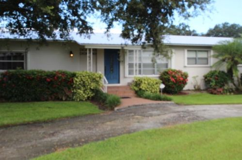 1009 1st St, Belle Glade, FL 33430-5113