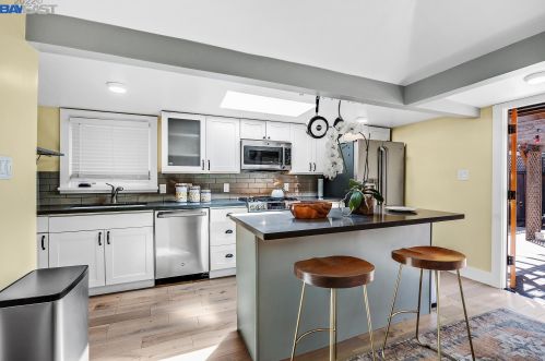 2255 Courtland Ave, Oakland CA 94601-4707 exterior