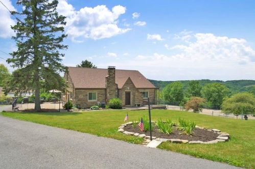 2180 Ridge Rd, Library, PA 15129-8895
