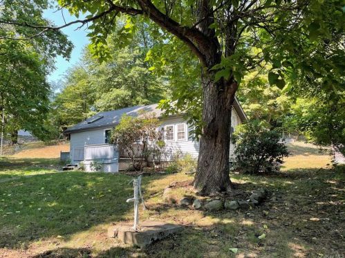 8 Skyline Trl, Salisbury Mills, NY 12577-5423