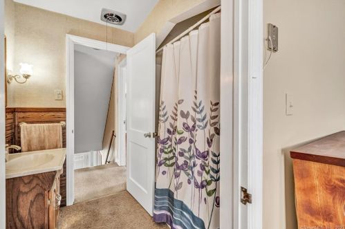 186 Margherita Lawn, Stratford CT  06615-7546 exterior