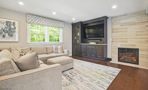 990 Chimney Ridge Dr, Springfield NJ  07081-3702 exterior