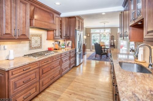 42 King George Rd, Warren NJ  07059-7045 exterior