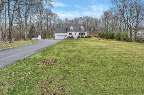 40 School House Rd, Middletown, NY 10940-7324