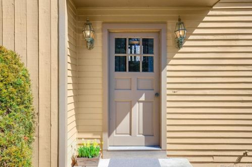 28 Tungsten Cir, Bridgeport, CT 06611-1329