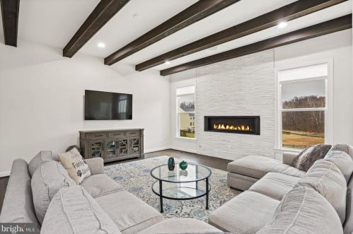 10244 Forest Lake Dr, Great Falls VA  22066-3609 exterior