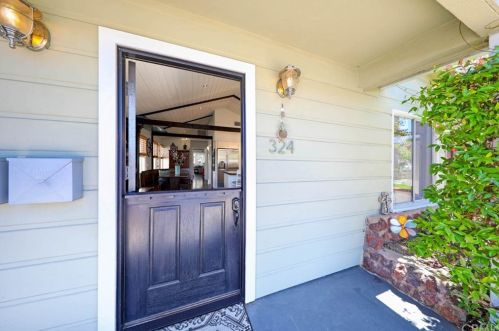 324 10th St, Seal Beach, CA 90740-6402