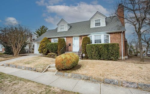 74 Shields Ave, Williston Park, NY 11596-2316