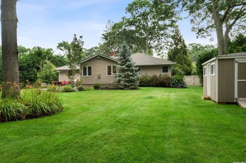 96 Vanderbilt Blvd, Oakdale NY  11769-2033 exterior