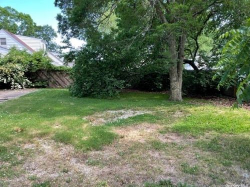 385 Broome Ave, North Lindenhurst NY  11757-3834 exterior