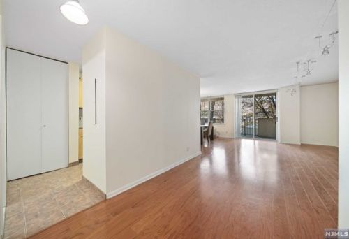 200 Grand Cove Way, Edgewater NJ 07020-7214 exterior