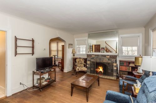 25504 Pembroke Ave, Great Neck, NY 11020-1034