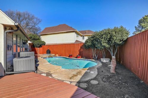 302 Pecos Trl, Irving TX 75063-4543 exterior