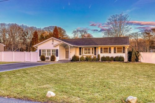 169 Belleview Ave, Center Moriches, NY 11934-3734