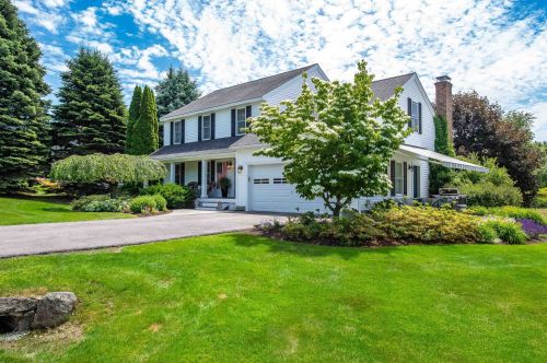8 Chase Ln, Stratham, NH 03885-2293