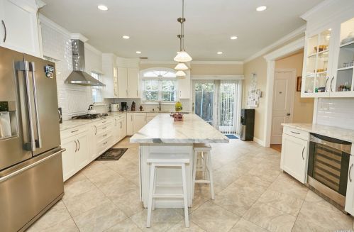 18 Pinewood Ln, New Hyde Park NY  11040-3321 exterior
