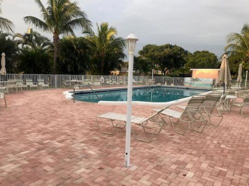 195 South Blvd, Boynton Beach FL  33435-6888 exterior