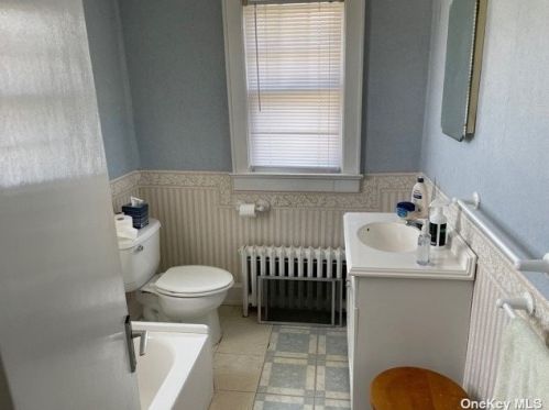 170 Great Neck Rd, Copiague NY  11726-3802 exterior