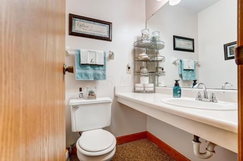 2466 Hooverside Ln, Darbydale OH  43123-3934 exterior