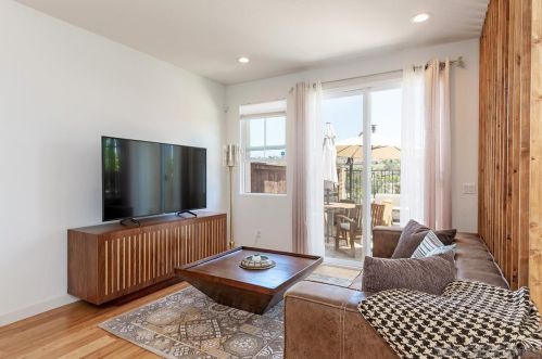 6962 Feldspar Pl, Carlsbad CA  92009-5212 exterior