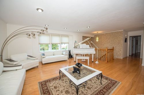 28 Hammond Rd, Elwood NY  11731-4810 exterior