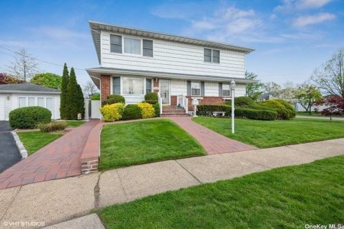 658 Ivy Ct, Bethpage, NY 11714-3311