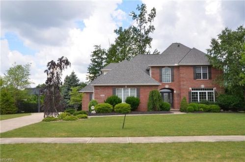 2950 Riviera Ln, Cleveland, OH 44145-1884