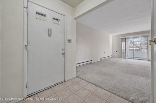 8 King Ln, Bricktown, NJ 08724-2420
