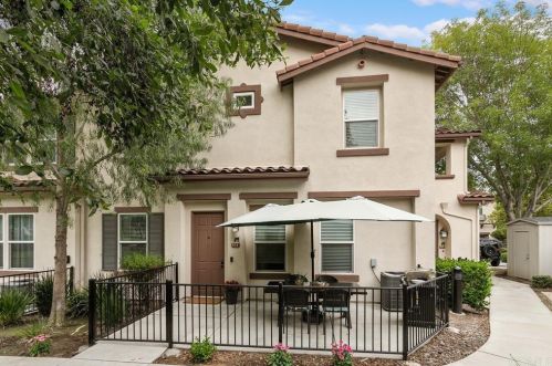 418 Avenida De La Luna, Vista, CA 92083-3628