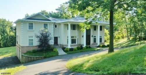 169 Springbrook Dr, Gillette, NJ 07933-1019