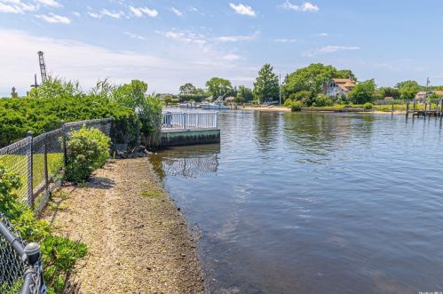 20 Cedar Ln, Babylon NY  11702-3809 exterior