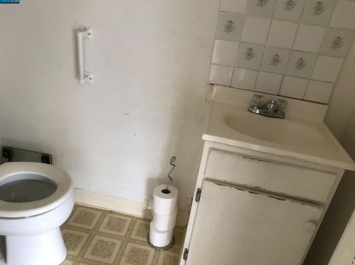2033 87 Ave, Oakland CA  94621-1519 exterior
