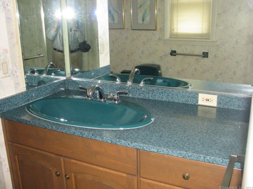 107 Clark Ln, Waterford CT  06385-2120 exterior