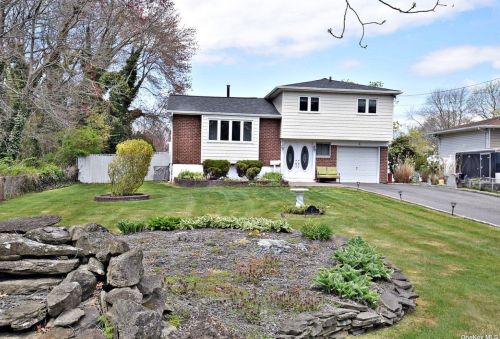 4 Chuck Blvd, Babylon, NY 11703-1005