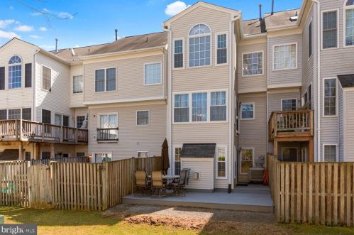 8806 Howland Pl, Bristow VA  20136-5708 exterior