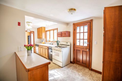 208 Lawrence Rd, Salem NH  03079-3905 exterior