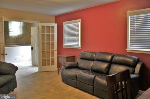 7 Dogwood Dr, Trenton NJ  08648-3205 exterior