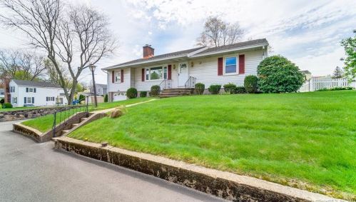 82 Fleetwood Dr, Waterbury, CT 06706-2801