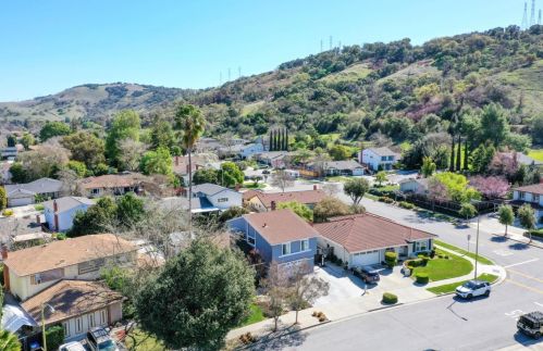 6194 Chesbro Ave, San Jose, CA 95123-4506