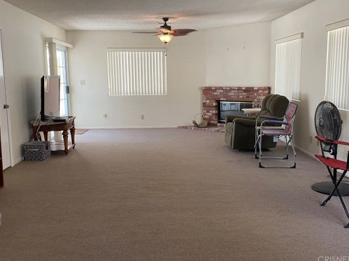 24421 Shadeland Dr, Santa Clarita CA  91321-3616 exterior