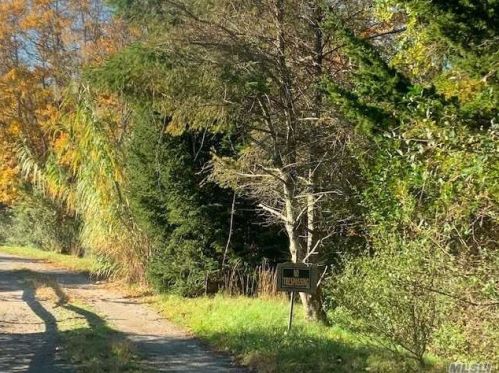 2705 Lighthouse Rd, Southold NY  11971-3107 exterior