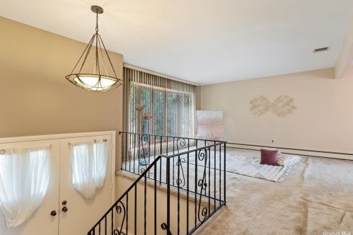 223 Essex St, Babylon NY  11704-2025 exterior