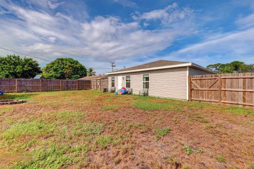1977 Floresta Dr, Fort Pierce FL  34983-4619 exterior