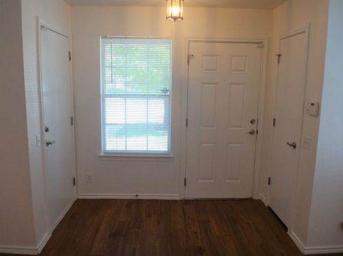 7425 Elk Pass Dr, Austin TX  78744-1761 exterior