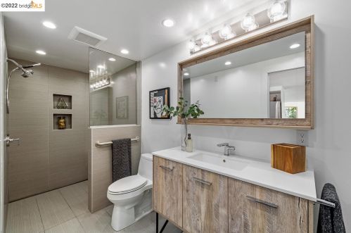 5857 Ascot Dr, Oakland CA 94611-1711 exterior