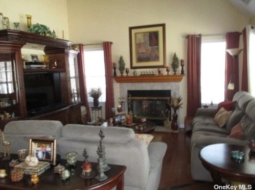 69 Mowbray St, Canaan Lake NY  11772-2113 exterior