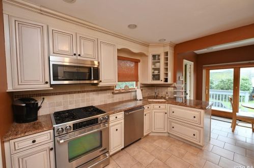 2322 Centre Ave, North Bellmore, NY 11710-3411