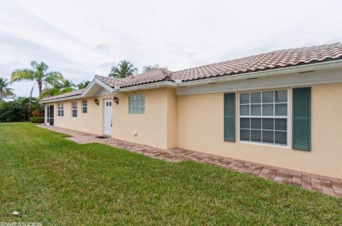 5069 Kingston Way, Naples, FL 34119-9543