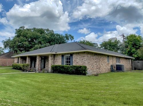 302 Forest Lake Dr, Taylor Lake Village, TX 77586-5104