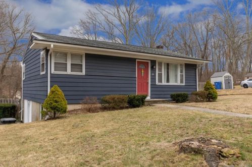 24 Pollys Ln, Uncasville, CT 06382-1426